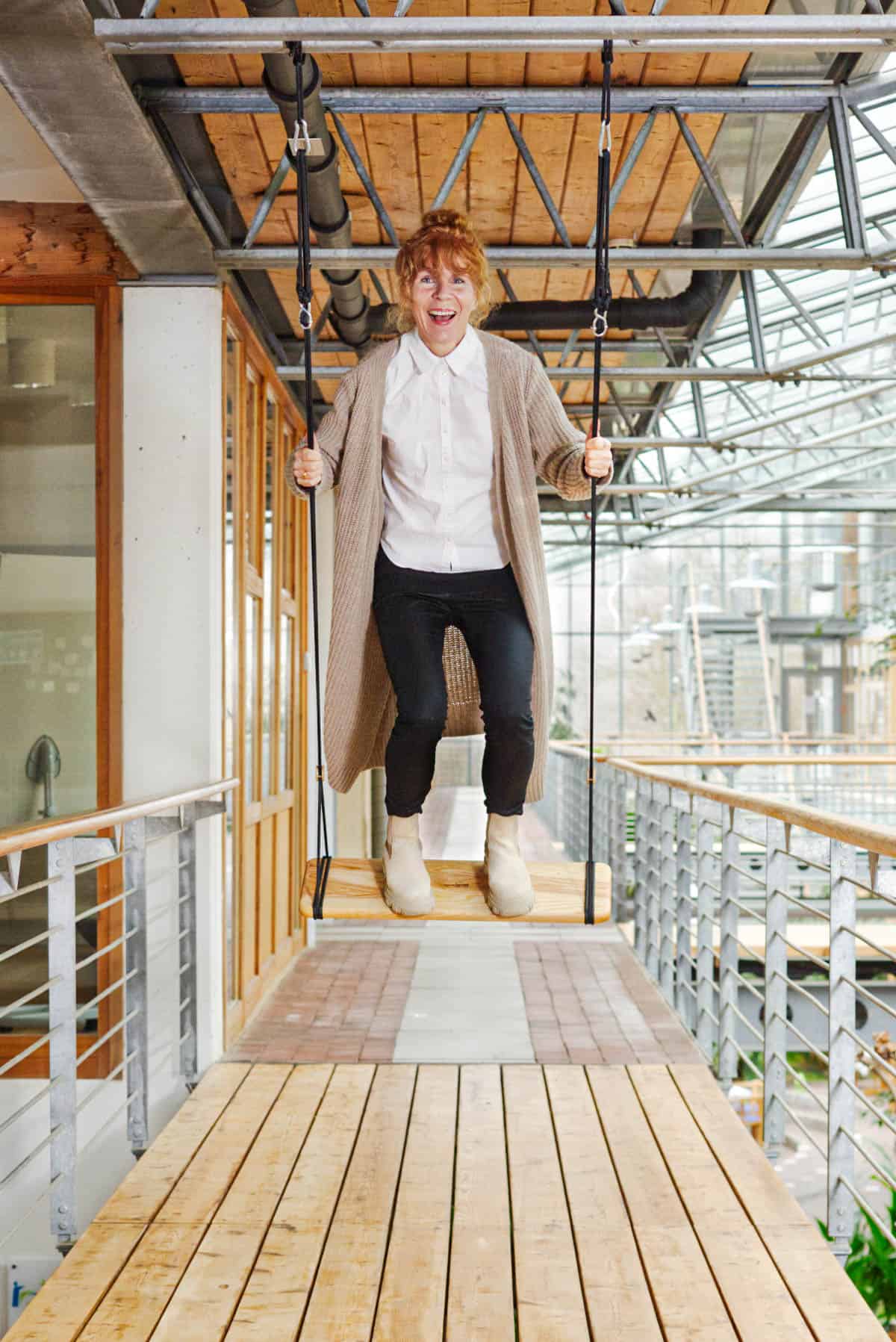 Frau schaukelt im Stehen