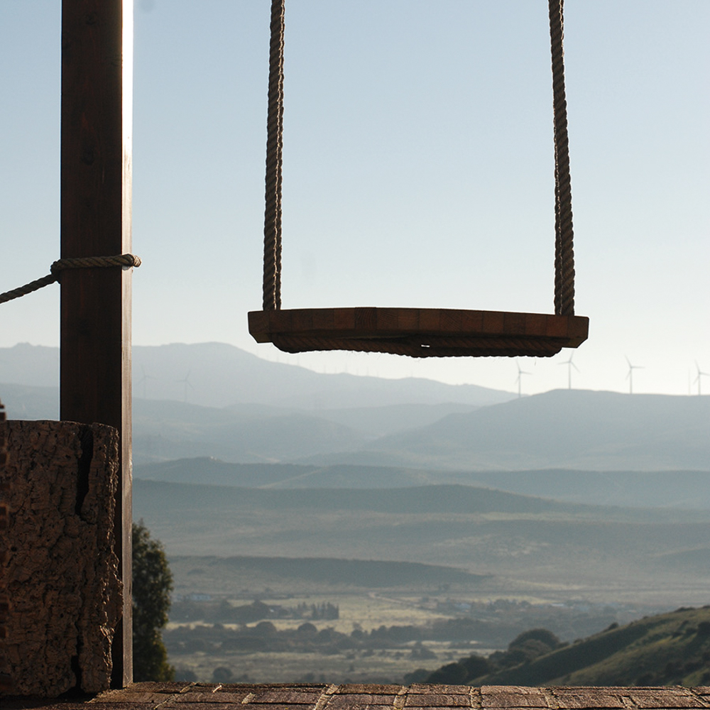 Schaukel auf Terrasse mit Ausblick aufs Land