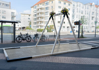 Schaukel in der Stadt neben Bushaltestelle