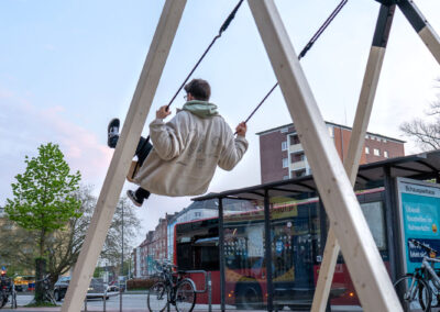Mann auf Schaukel schaukelt hoch