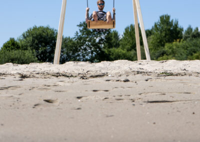 Pop-up Schaukel am Strand vom Wasser aus fotografiert