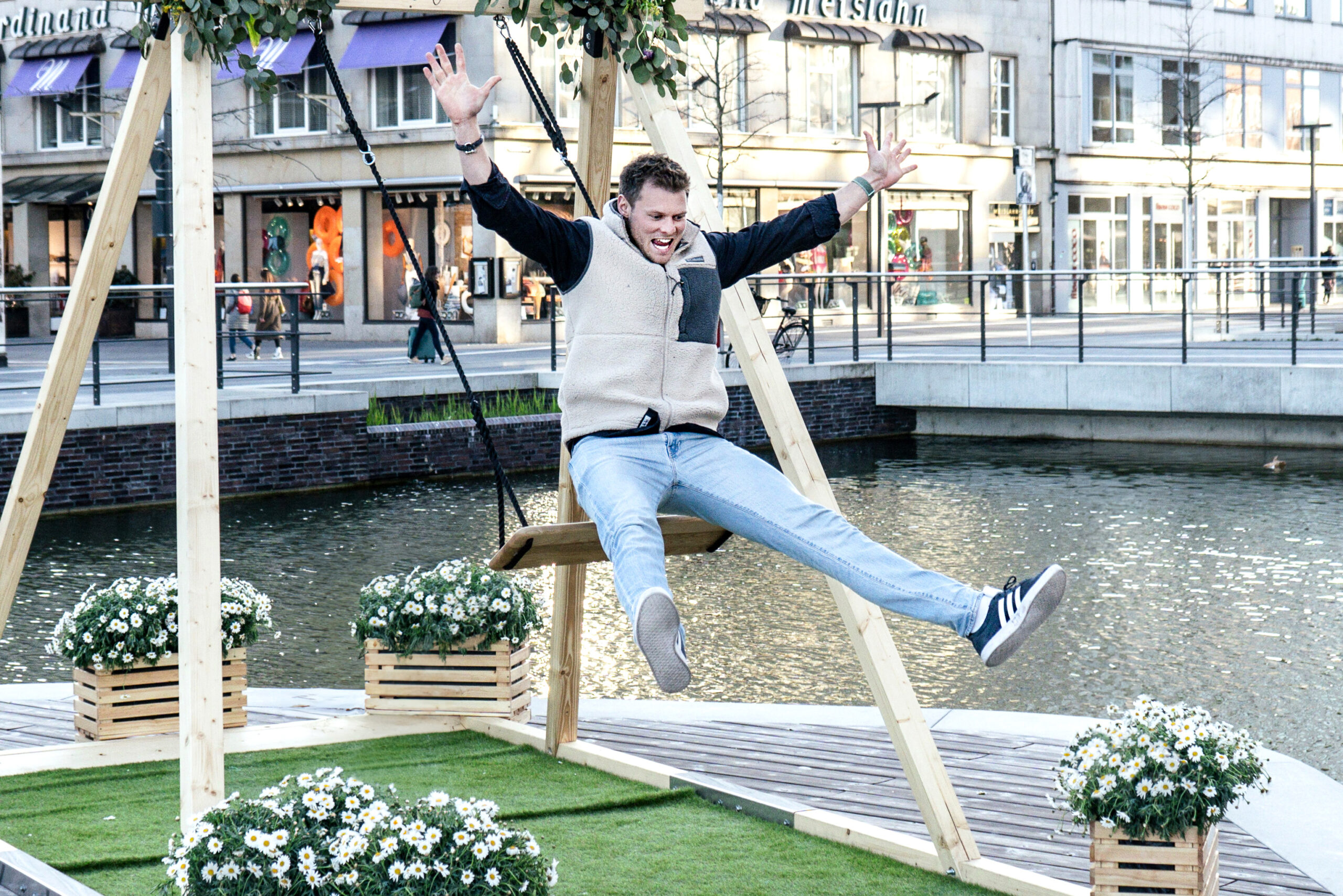 Imagine-Swings_Pop-up-Schaukel_Kiel-Innenstadt-10 Mann springt fröhlich von der Schaukel ab