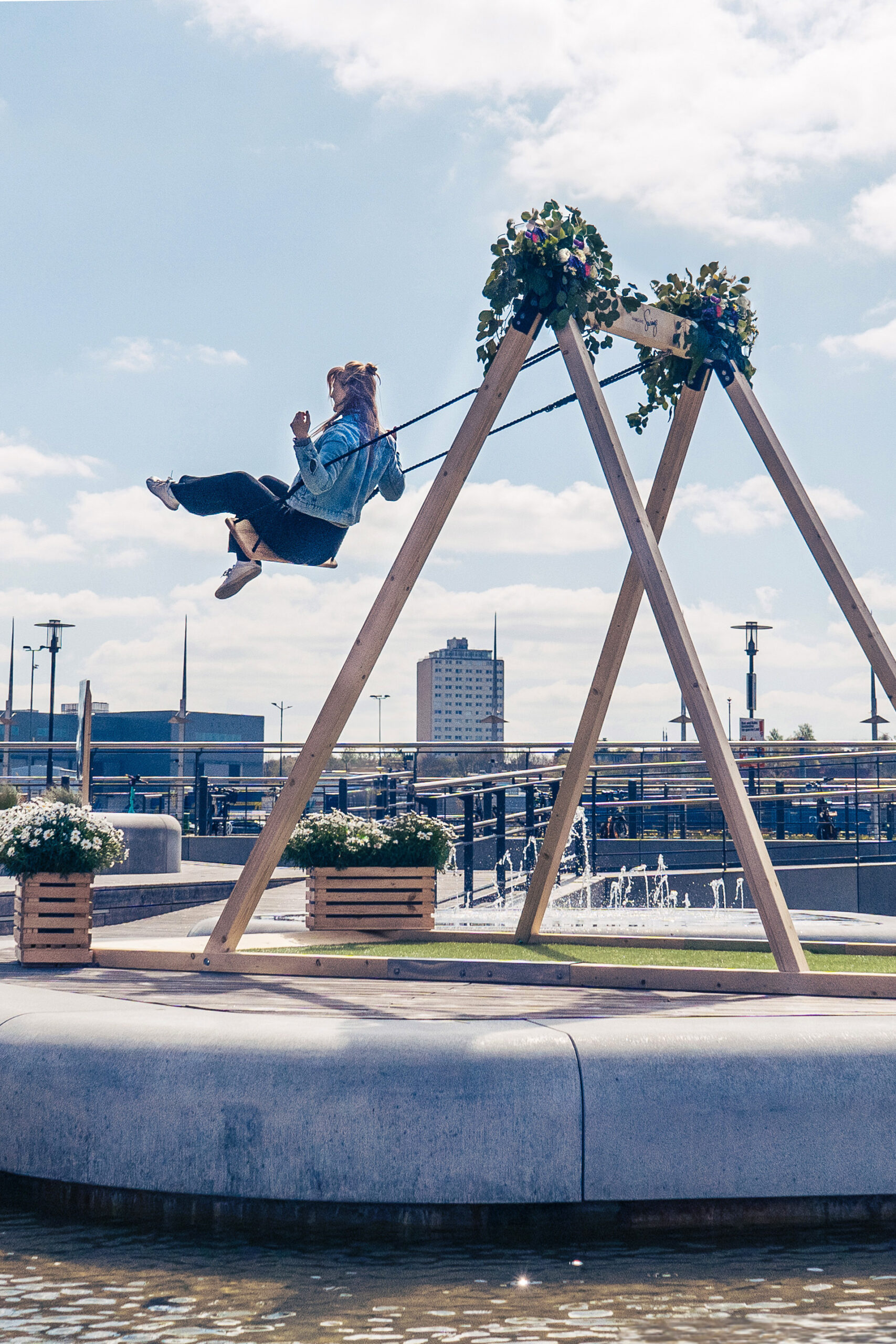 Imagine-Swings_Pop-up-Schaukel_Kiel-Innenstadt-7_crop Frau schaukelt in der Stadt