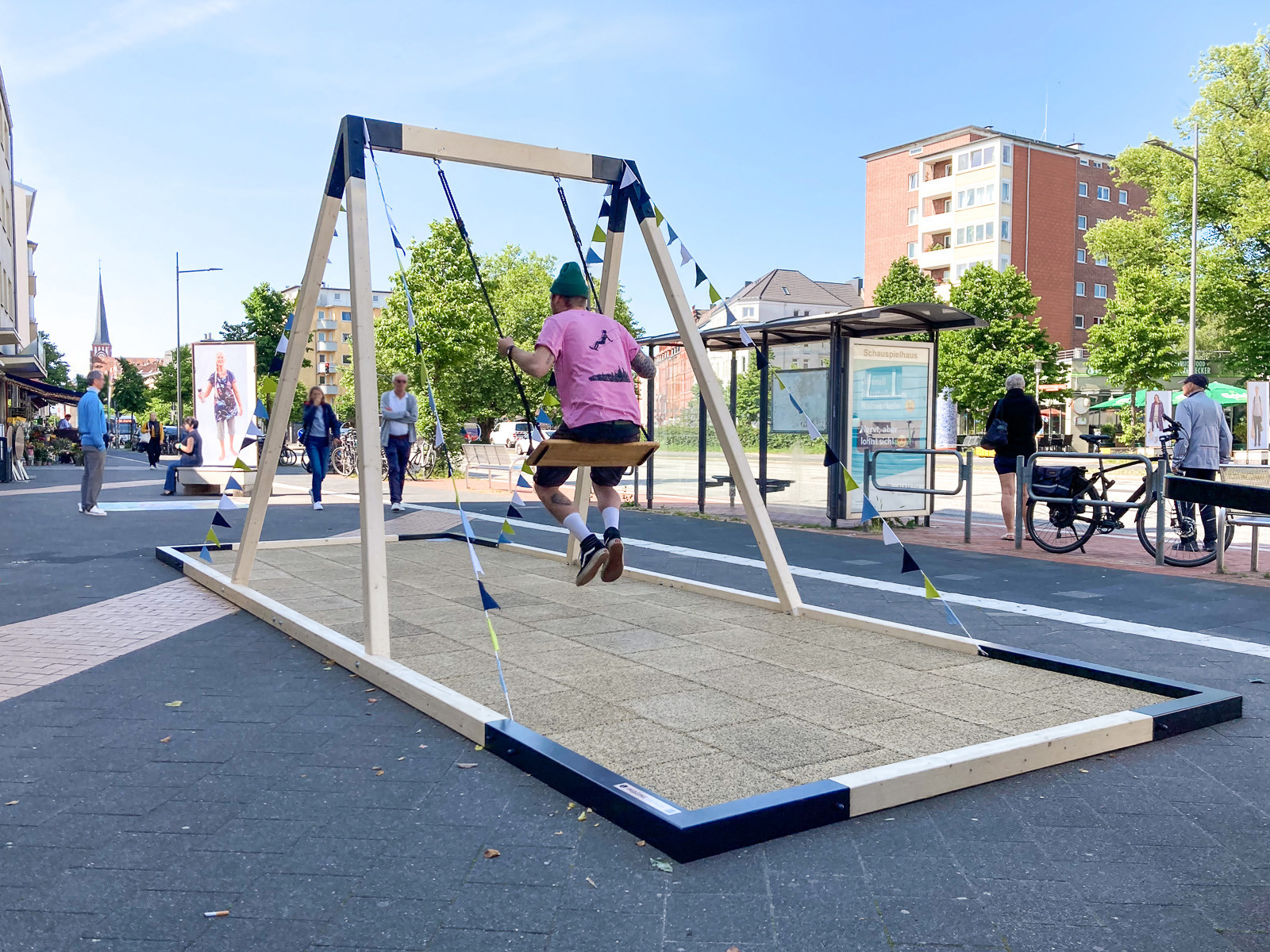 Imagine-Swings_Pop-up-Schaukel_Orte-beleben-Aufenthaltsqualität Mobile Pop-up Schaukel in der Stadt neben einer Bushaltestelle