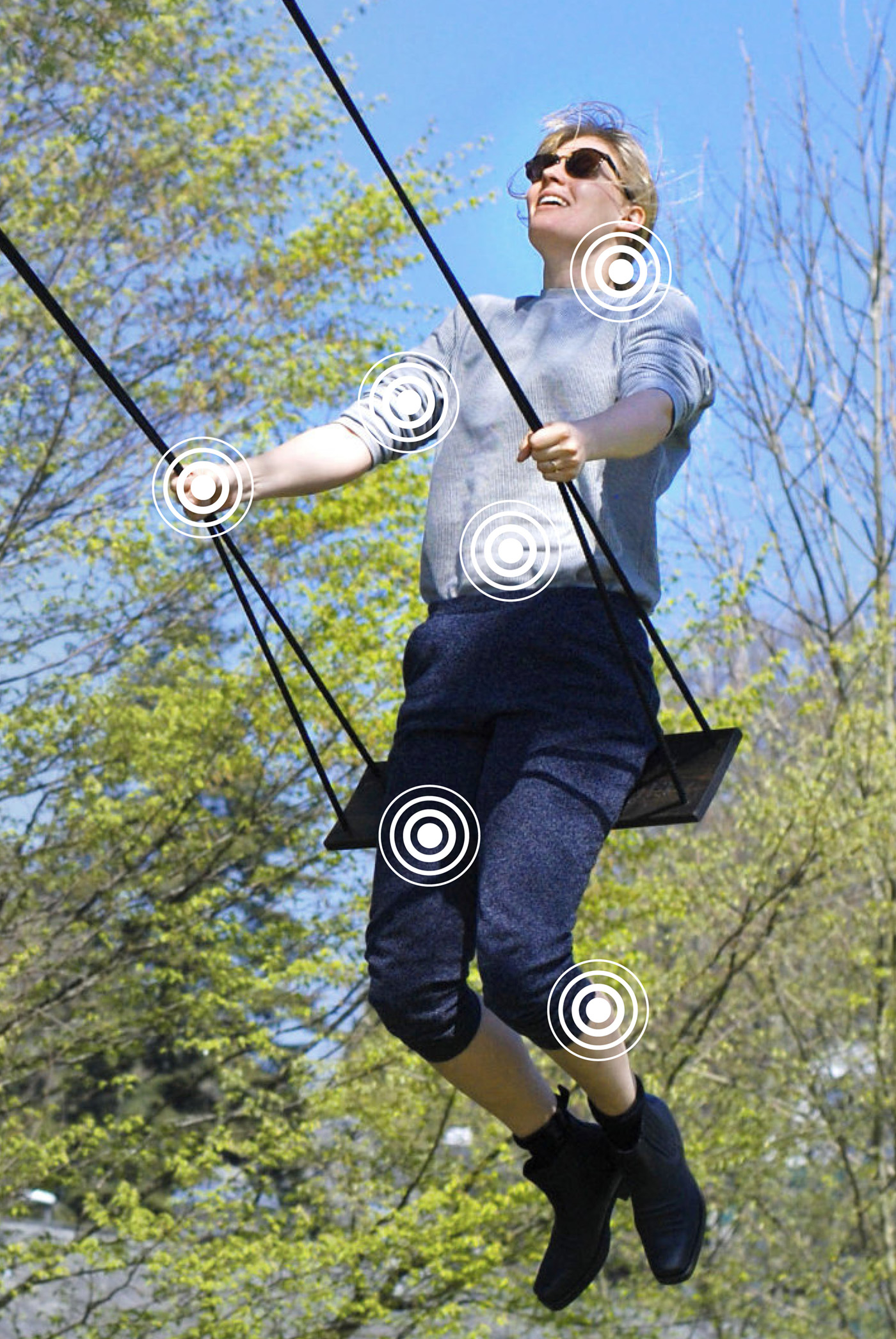 Frau holt Schwung auf der Schaukel