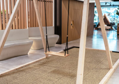 Schaukel in einem Store beim Cafe