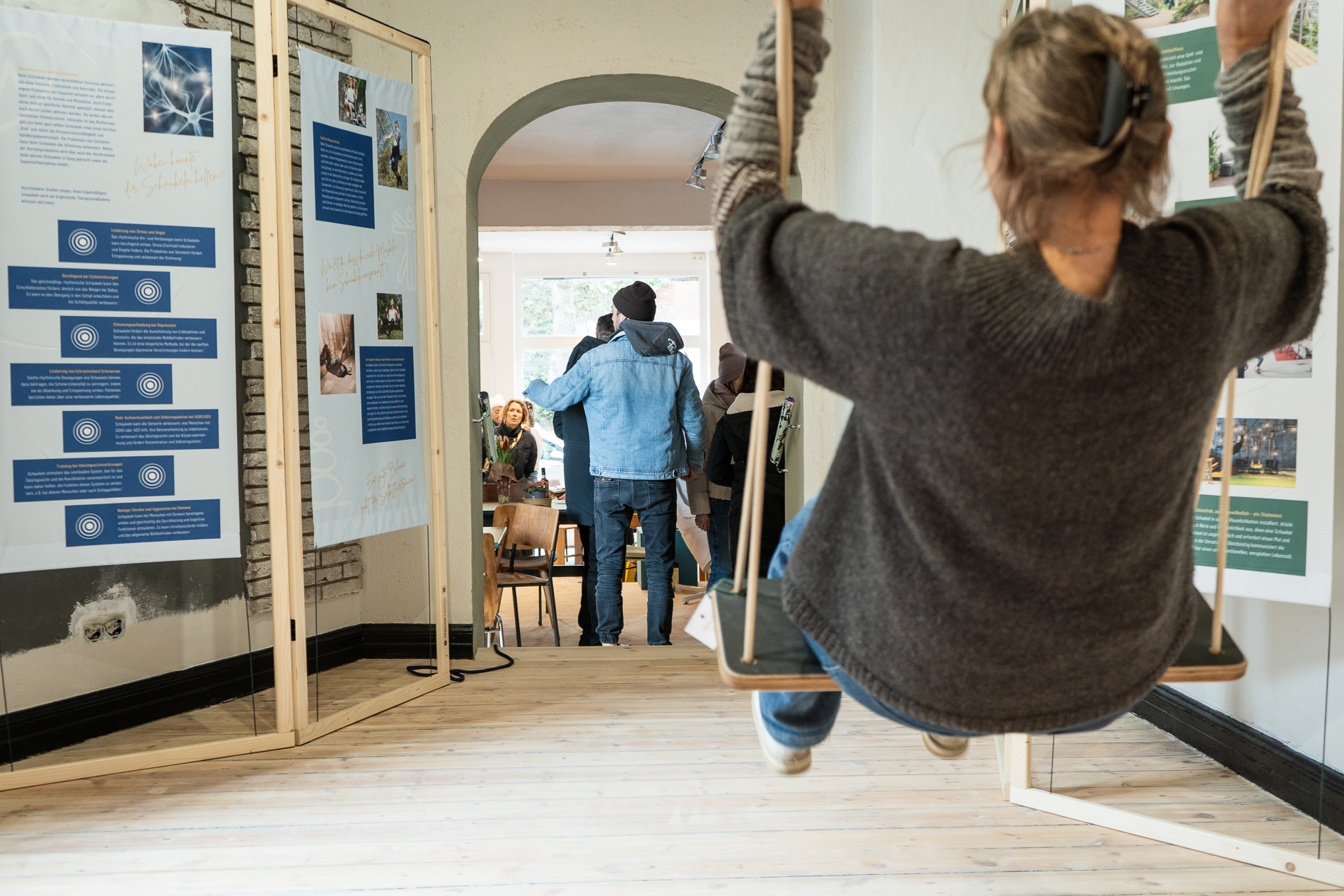 Frau schaukelt in einem Raum