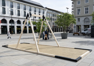 frei stehende Schaukel in der Karlsruher Innenstadt