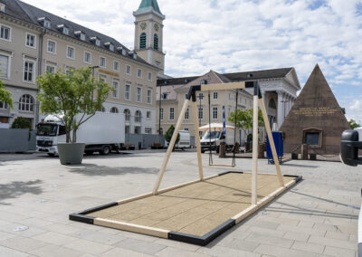 Mobiles Schaukelgestell in der Karlsruher Innenstadt vor der Pyramide