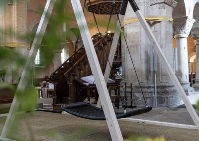 Schaukelgestell in Kirche